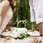 Torto smeigtukas popierinis žodis LOVE aukso spalvos vestuviniam tortui dekoruoti.