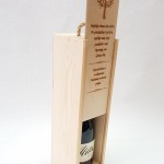 Graviruota dėžė vyno buteliui medinių vestuvių proga
