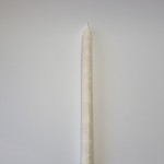 Balta rankų darbo, augalinio palmių vaško krikšto žvakė su dėžute ~39cm. aukščio