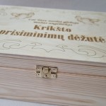 Graviruota medinė Krikšto prisiminimų dėžė krikšto kraiteliui