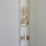 40cm. balta krikštynų žvakė dekoruota kryželiu dėžutėje
