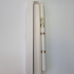 40cm. balta krikštynų žvakė dekoruota kryželiu dėžutėje