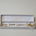 Aukso spalvos šaukštelis dėžutėje dovana krikštynų proga